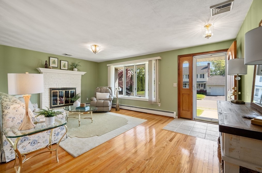 27 Diane Rd, Peabody MA 01960-5037 exterior