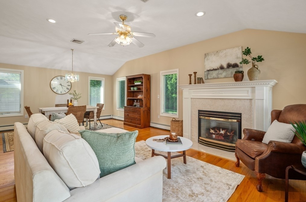 27 Diane Rd, Peabody MA 01960-5037 exterior