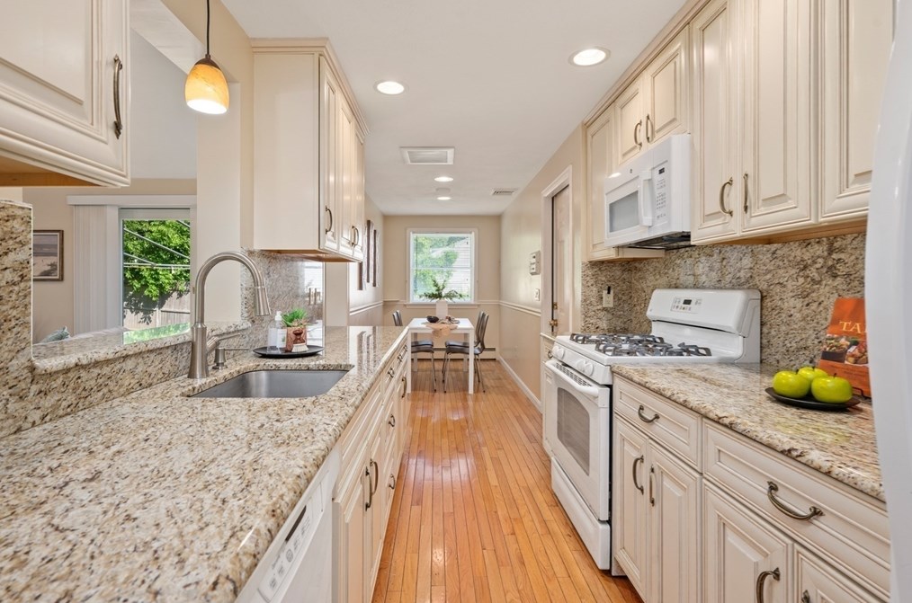 27 Diane Rd, Peabody MA 01960-5037 exterior