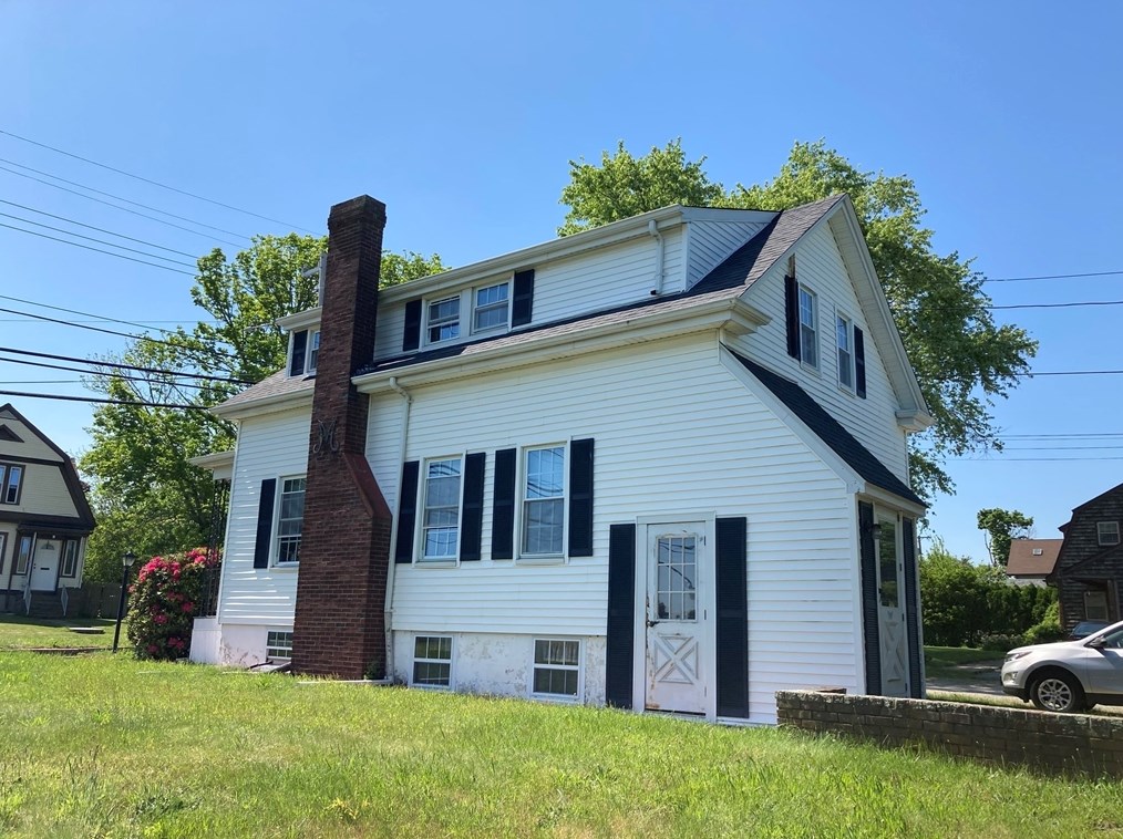 72 Middle Rd, New Bedford MA 02743-2602 exterior