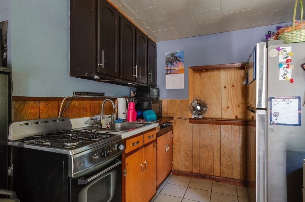 16 Grv St, Berkley MA 02779-1800 exterior