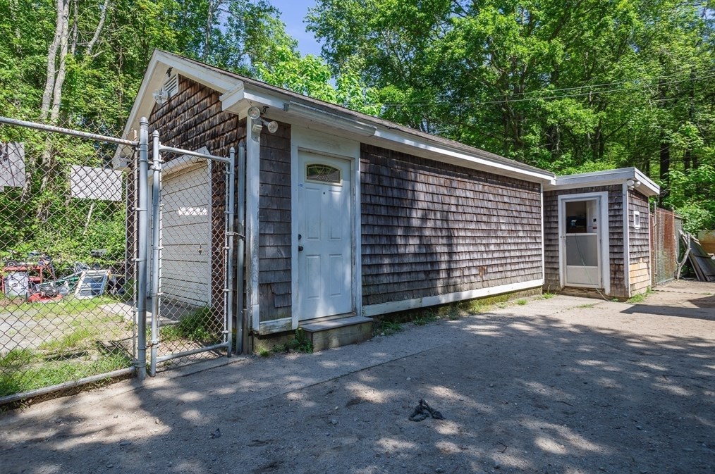 16 Grv St, Berkley MA 02779-1800 exterior