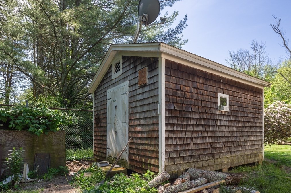 16 Grv St, Berkley MA 02779-1800 exterior