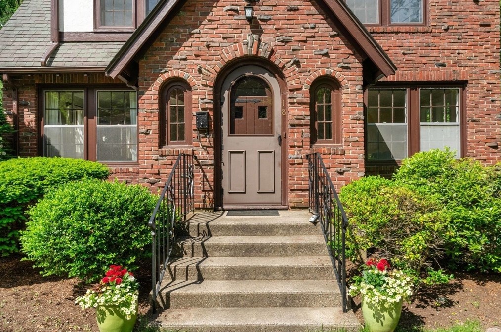 18 Burnside Rd, Newton, MA 02461 exterior