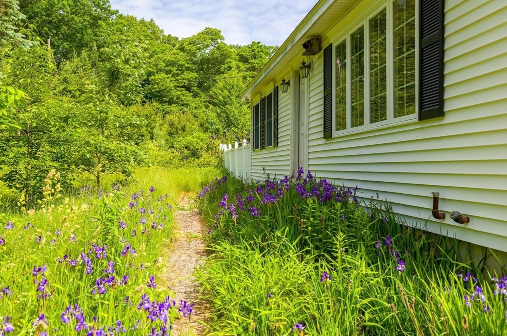 807 N W Main St, Douglas, MA 01516