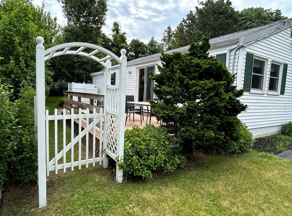 42 Elm St, Plymouth, MA 02360-1061