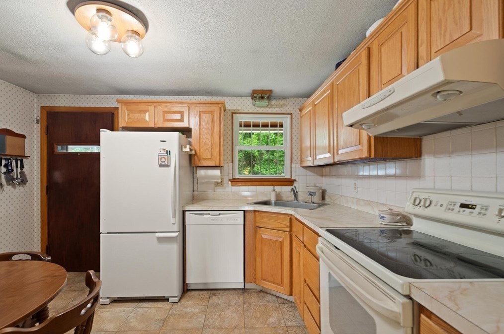 8 Apple Hl Rd, Peabody MA exterior