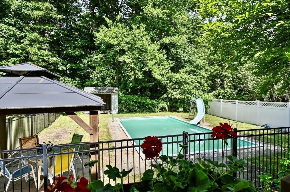 105 Central St, North Reading MA 01864-1709 exterior