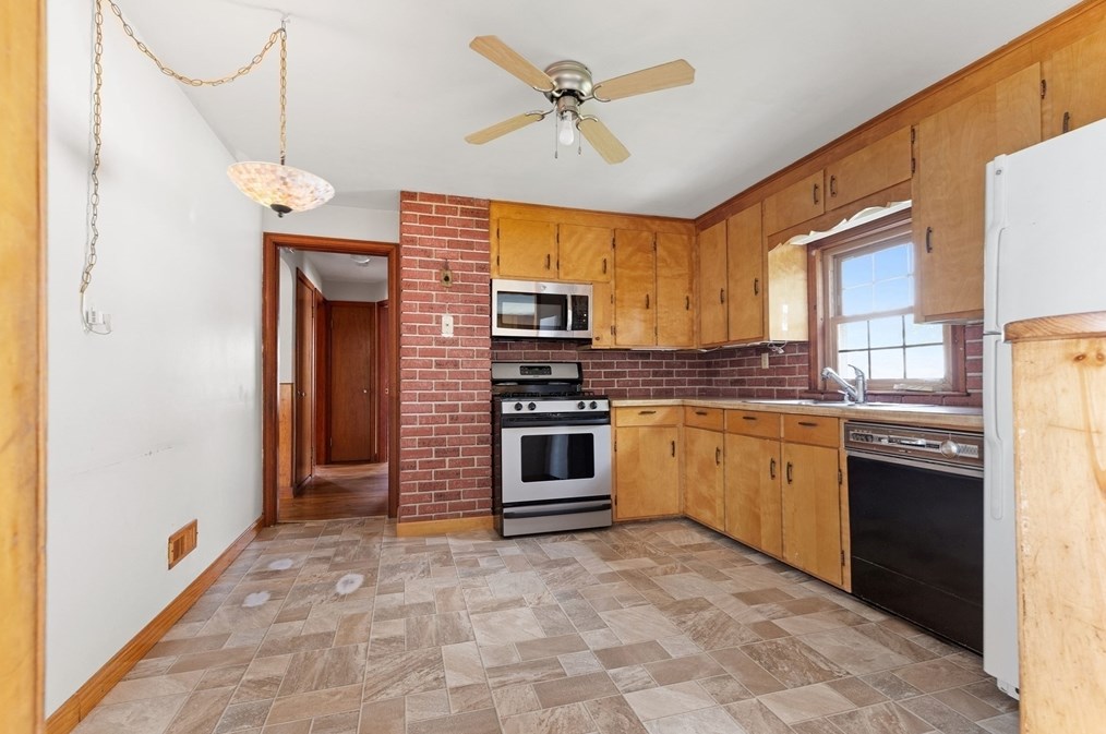 3 Alden Rd, Peabody MA 01960-5220 exterior