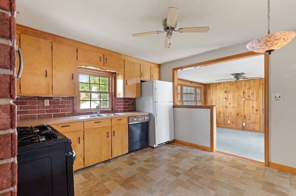 3 Alden Rd, Peabody MA 01960-5220 exterior