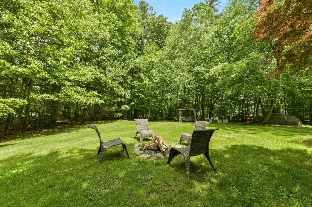 2 Edge Way, Northborough MA 01532-1360 exterior