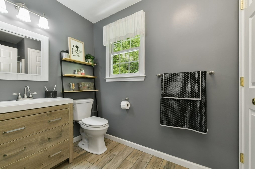 2 Edge Way, Northborough MA 01532-1360 exterior