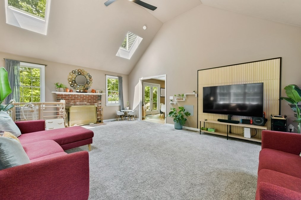 2 Edge Way, Northborough MA 01532-1360 exterior