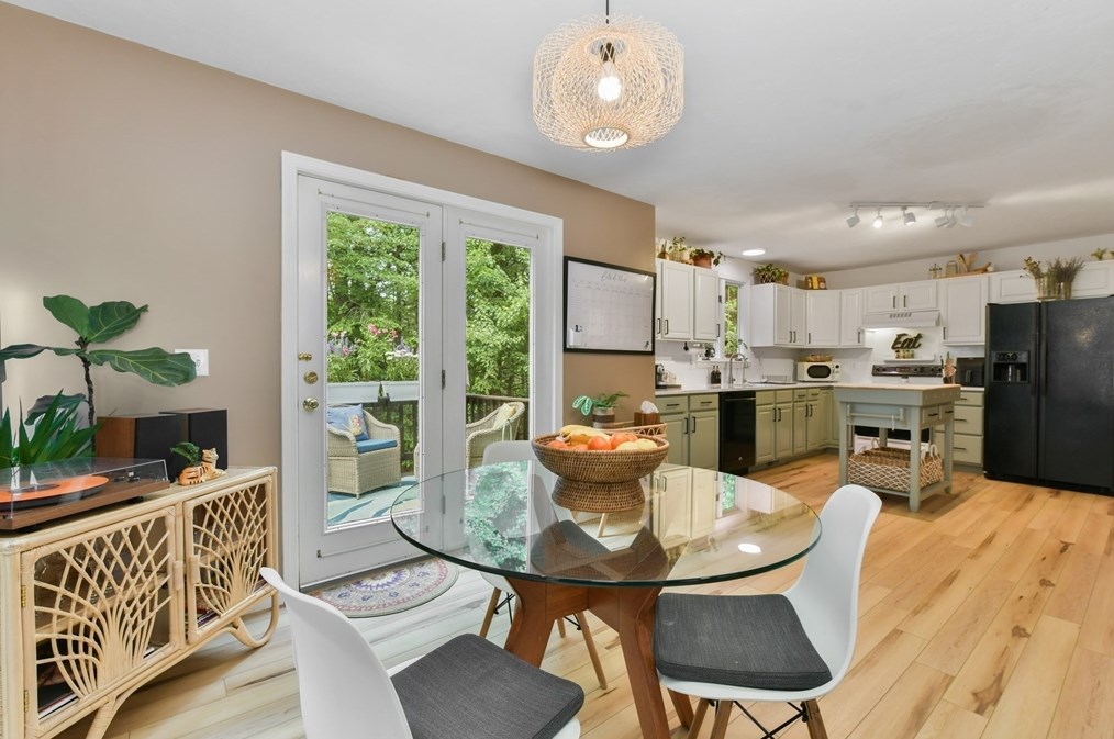 2 Edge Way, Northborough MA 01532-1360 exterior