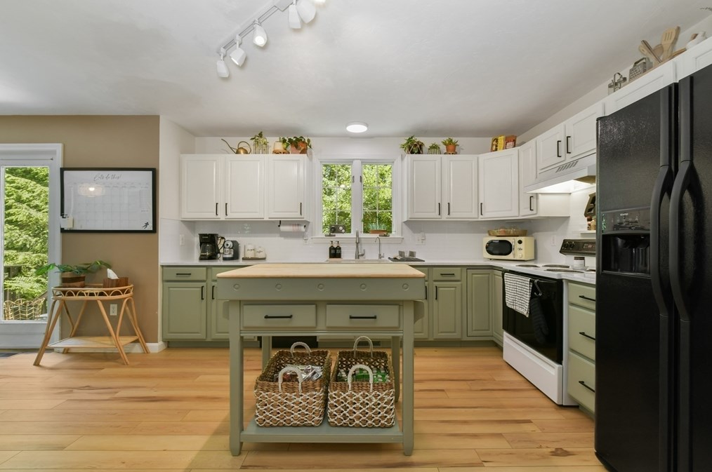 2 Edge Way, Northborough MA 01532-1360 exterior