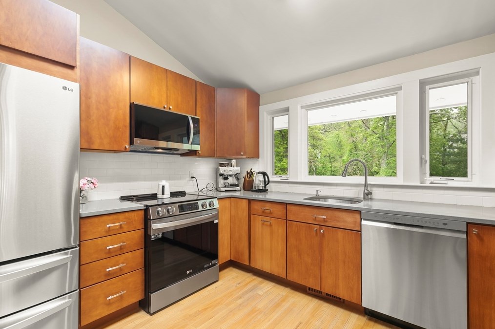 95 Blacksmith Shop Rd, Falmouth, MA 02540 exterior