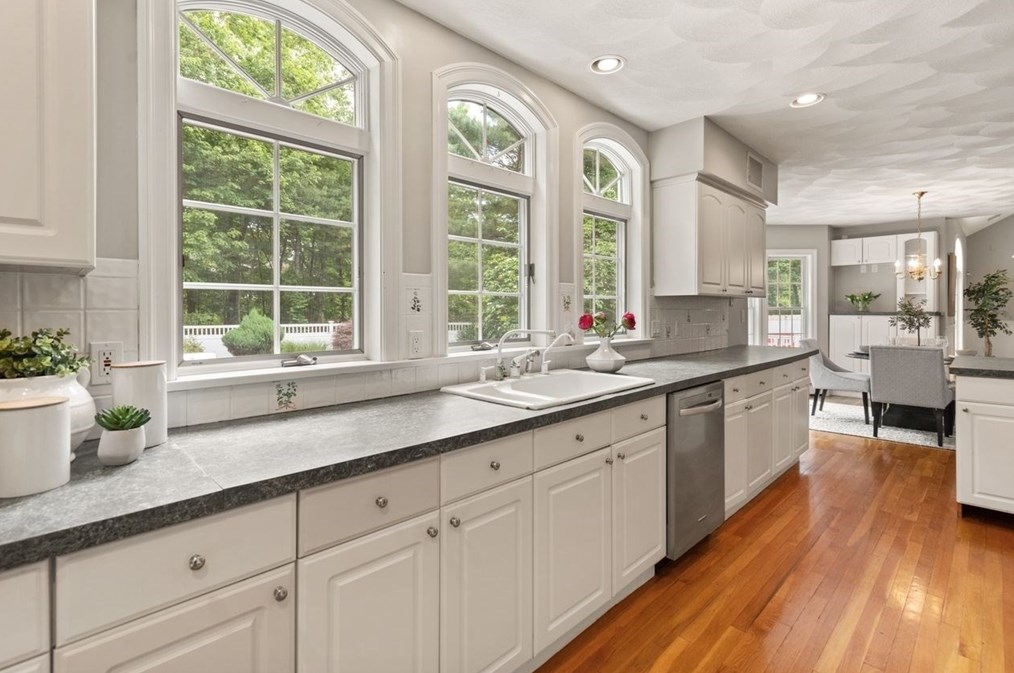 9 Mohawk Ln, Lynnfield MA 01940-1017 exterior