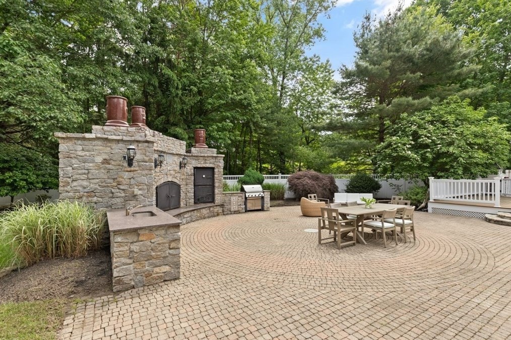 9 Mohawk Ln, Lynnfield MA 01940-1017 exterior