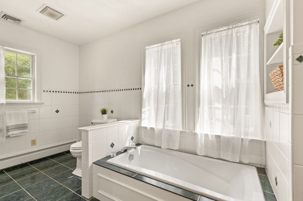 9 Mohawk Ln, Lynnfield MA 01940-1017 exterior