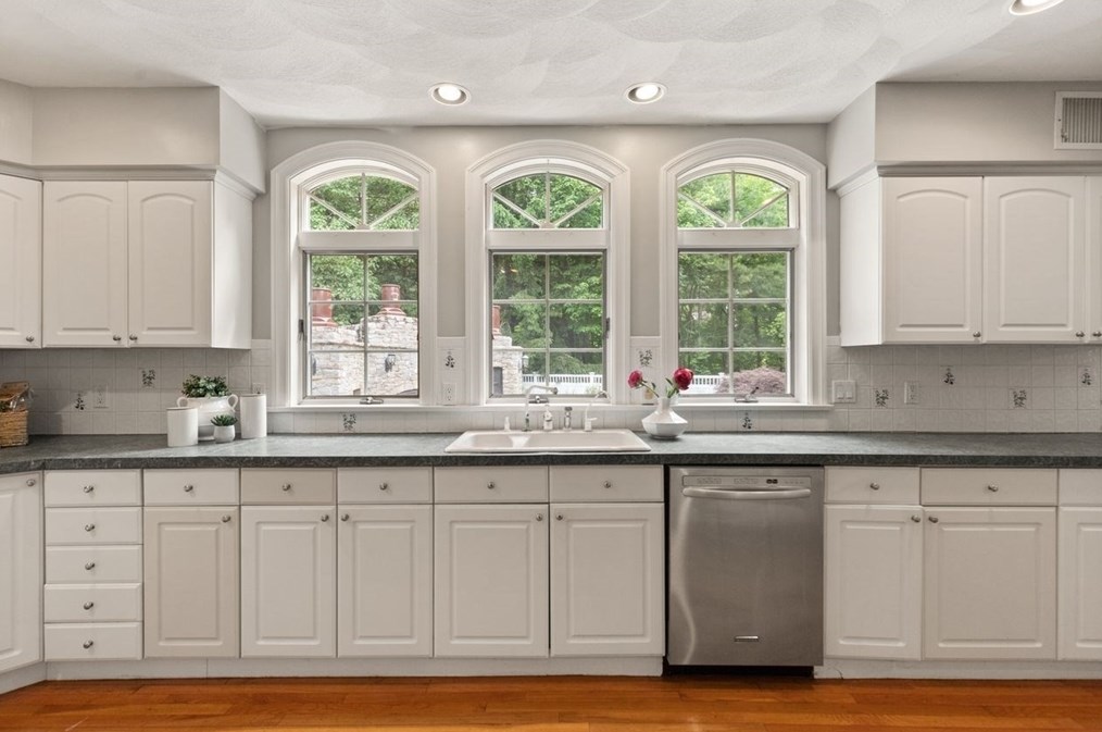 9 Mohawk Ln, Lynnfield MA 01940-1017 exterior