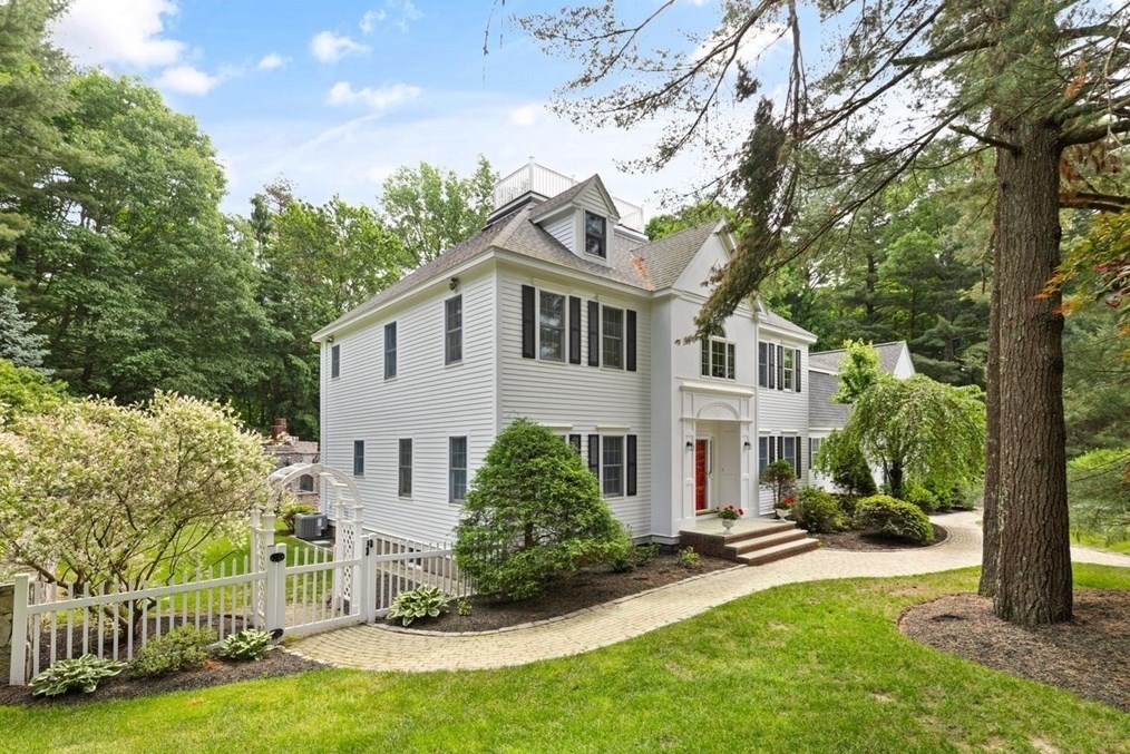 9 Mohawk Ln, Lynnfield MA 01940-1017 exterior