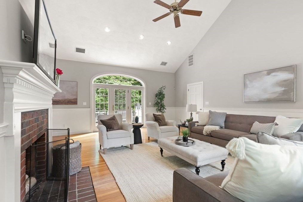 9 Mohawk Ln, Lynnfield MA 01940-1017 exterior