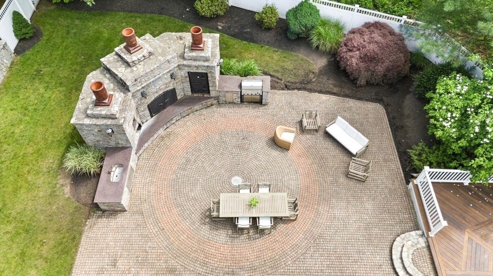 9 Mohawk Ln, Lynnfield MA 01940-1017 exterior