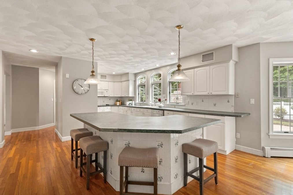 9 Mohawk Ln, Lynnfield MA 01940-1017 exterior