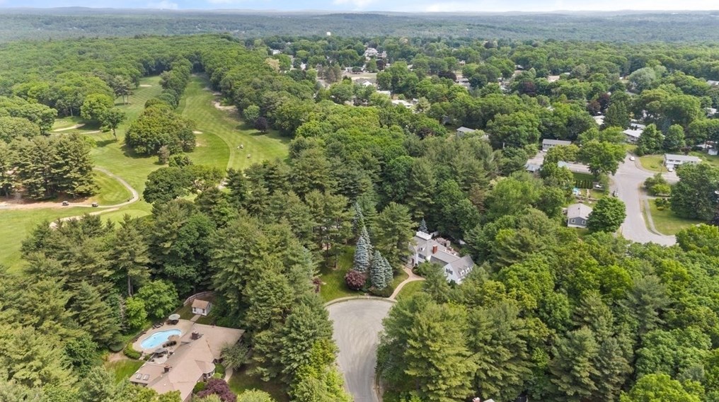 9 Mohawk Ln, Lynnfield MA 01940-1017 exterior