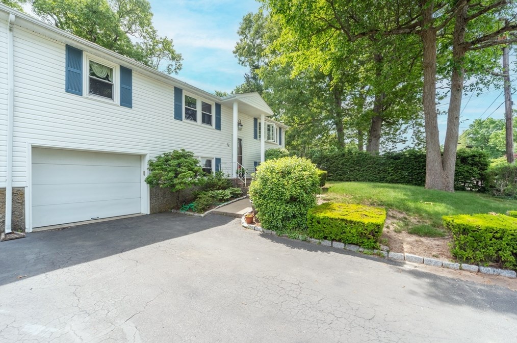 26 Kimberly Ln, Randolph, MA 02368 exterior