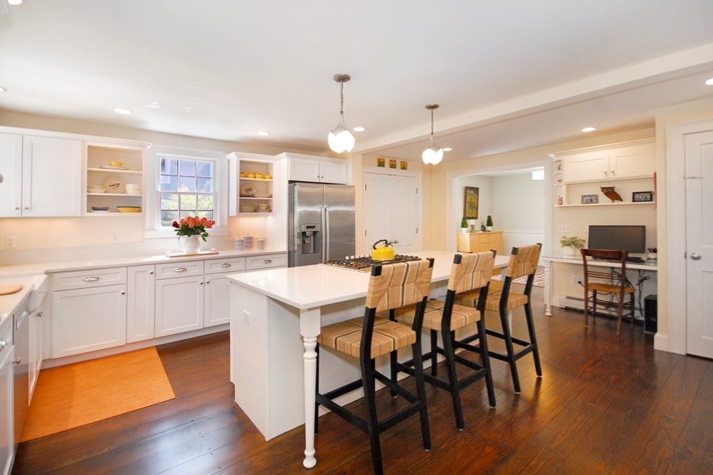 27 Bedford Ct, Concord MA 01742-2625 exterior