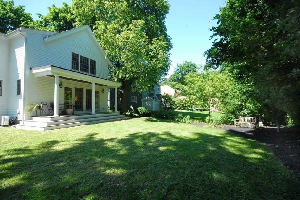 27 Bedford Ct, Concord MA 01742-2625 exterior