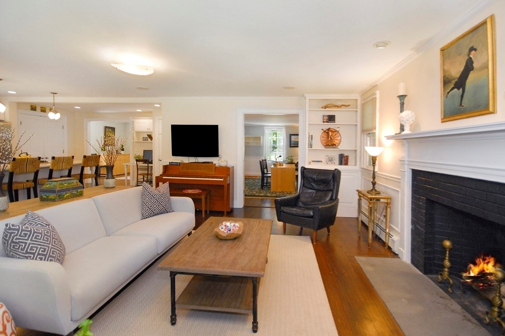 27 Bedford Ct, Concord MA 01742-2625 exterior