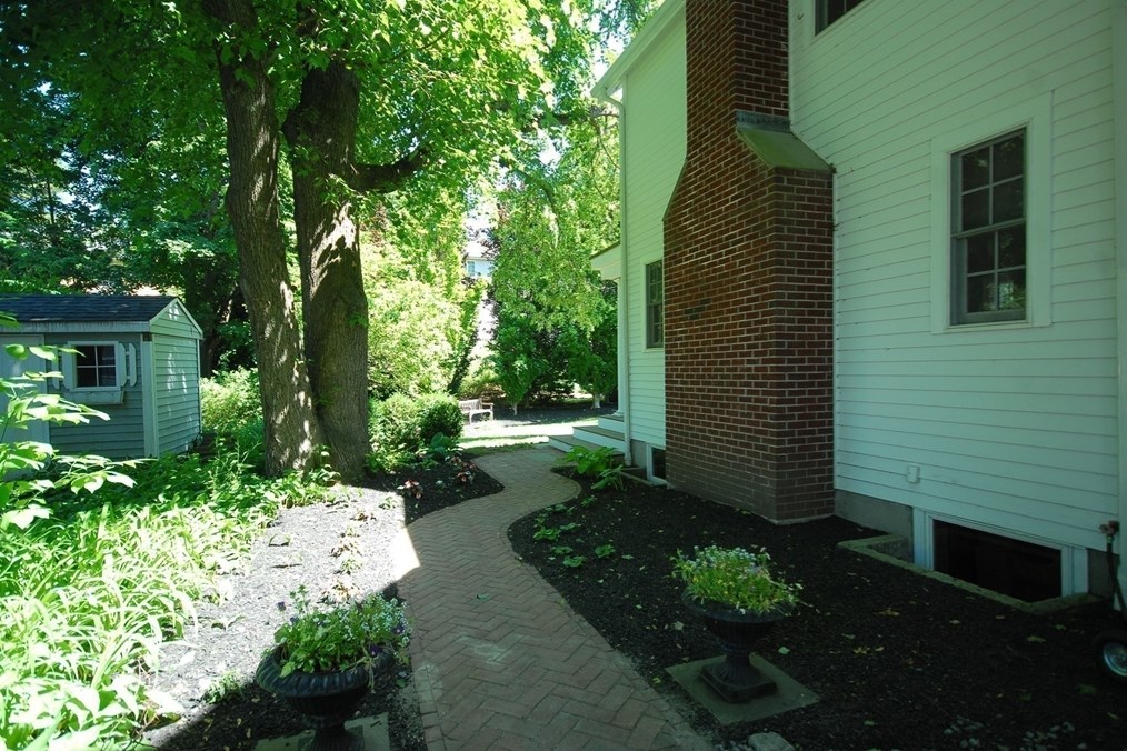 27 Bedford Ct, Concord MA 01742-2625 exterior