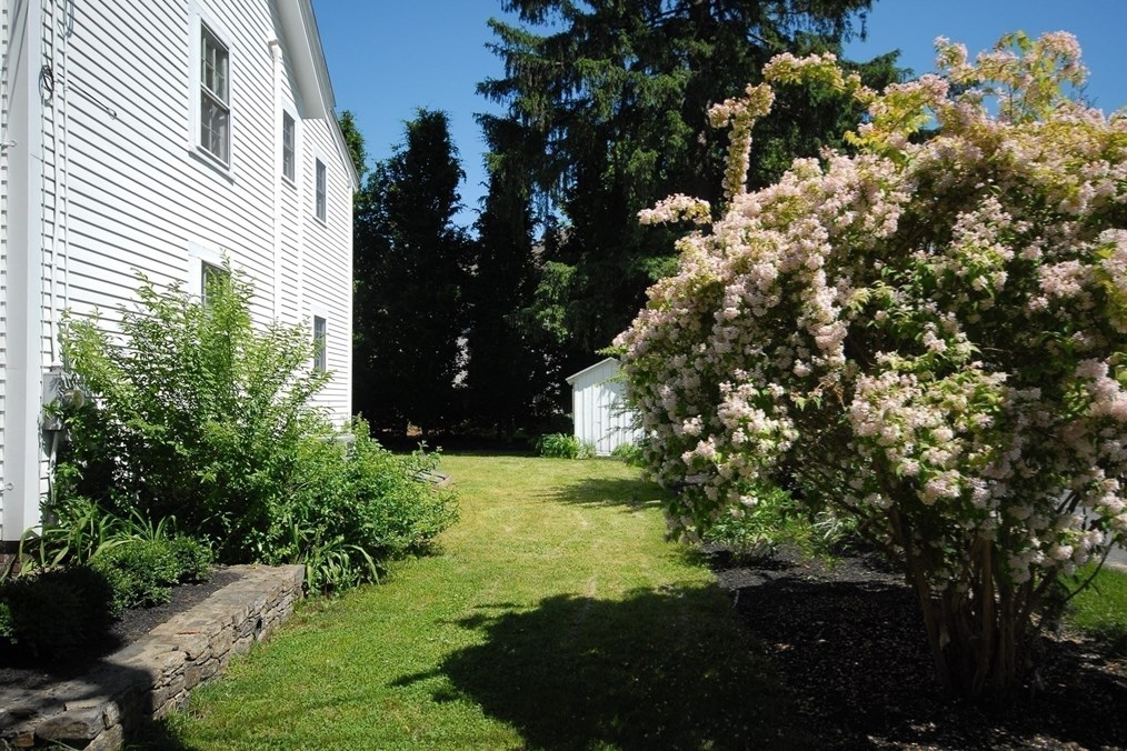 27 Bedford Ct, Concord MA 01742-2625 exterior