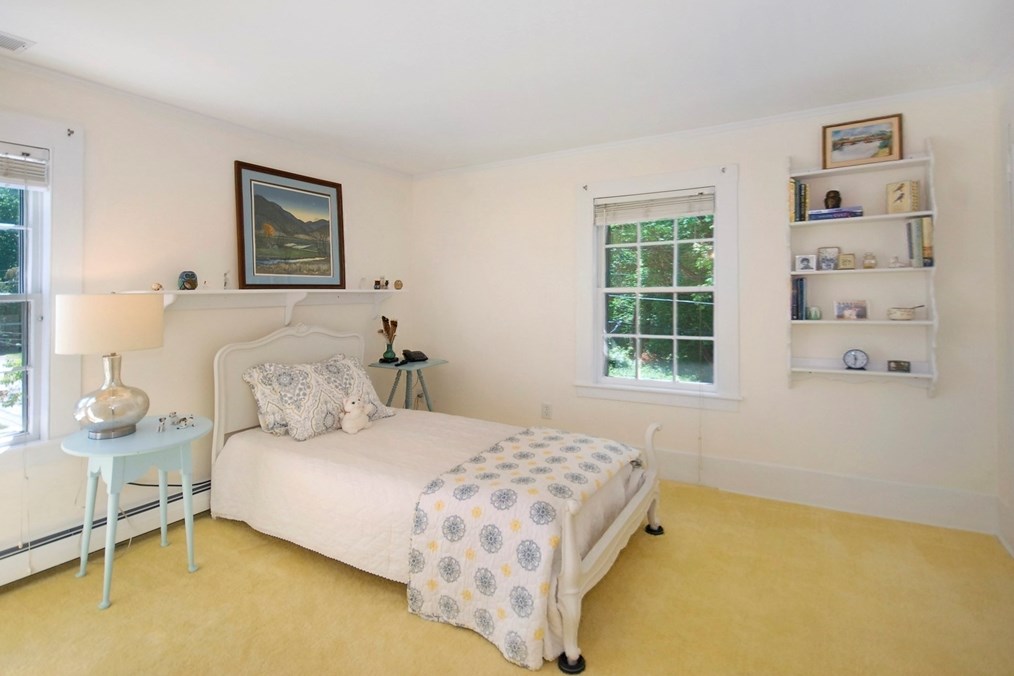 27 Bedford Ct, Concord MA 01742-2625 exterior