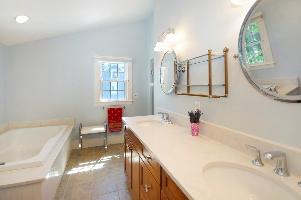 27 Bedford Ct, Concord MA 01742-2625 exterior