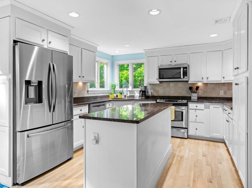 1 Trout Farm Ln, Duxbury MA 02332-4609 exterior