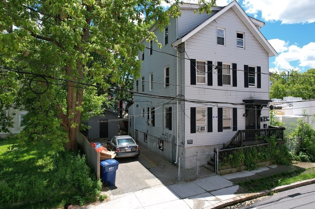 4 Penniman St, New Bedford MA 02740-7114 exterior