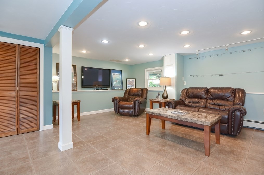 19 Anderson Dr, Methuen MA 01844-7401 exterior