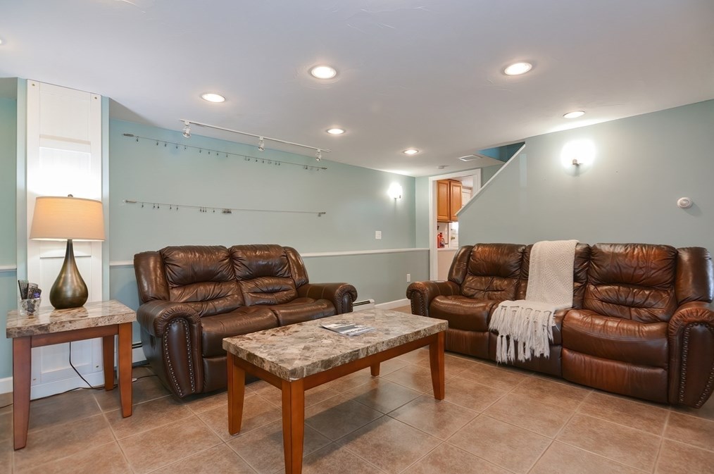 19 Anderson Dr, Methuen MA 01844-7401 exterior