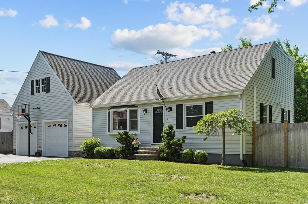 2 Litchfield Ave, Dracut, MA 01826 exterior