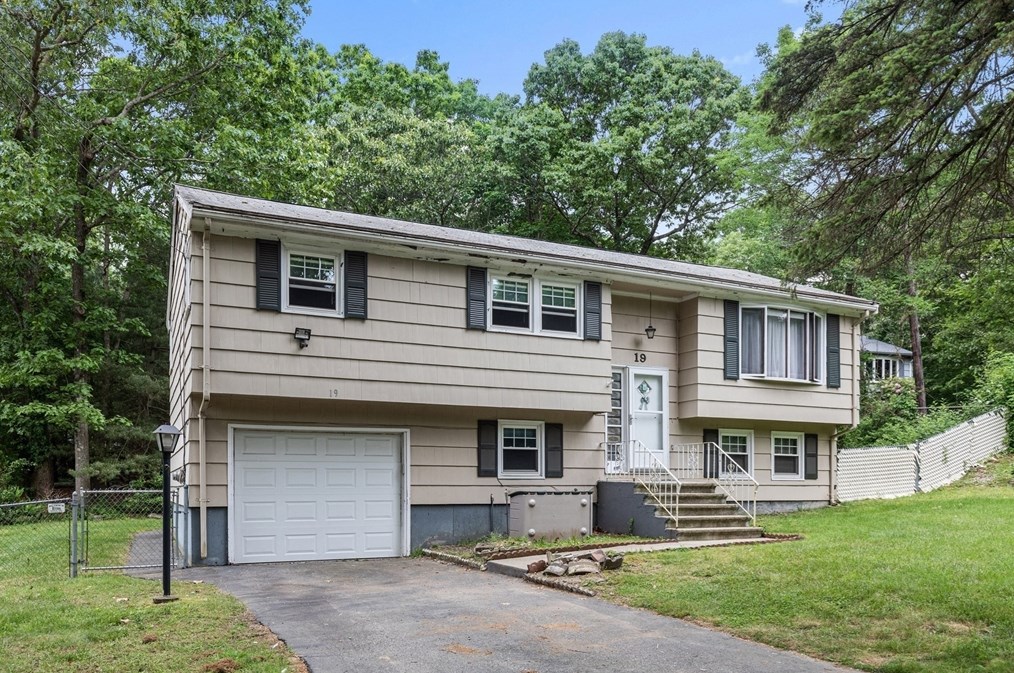 19 Druid Hill Ave, Randolph, MA 02368 exterior