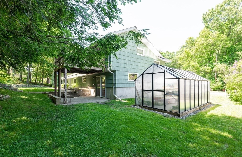 31 Old Jacobs Rd, Haverhill MA 01833-1010 exterior