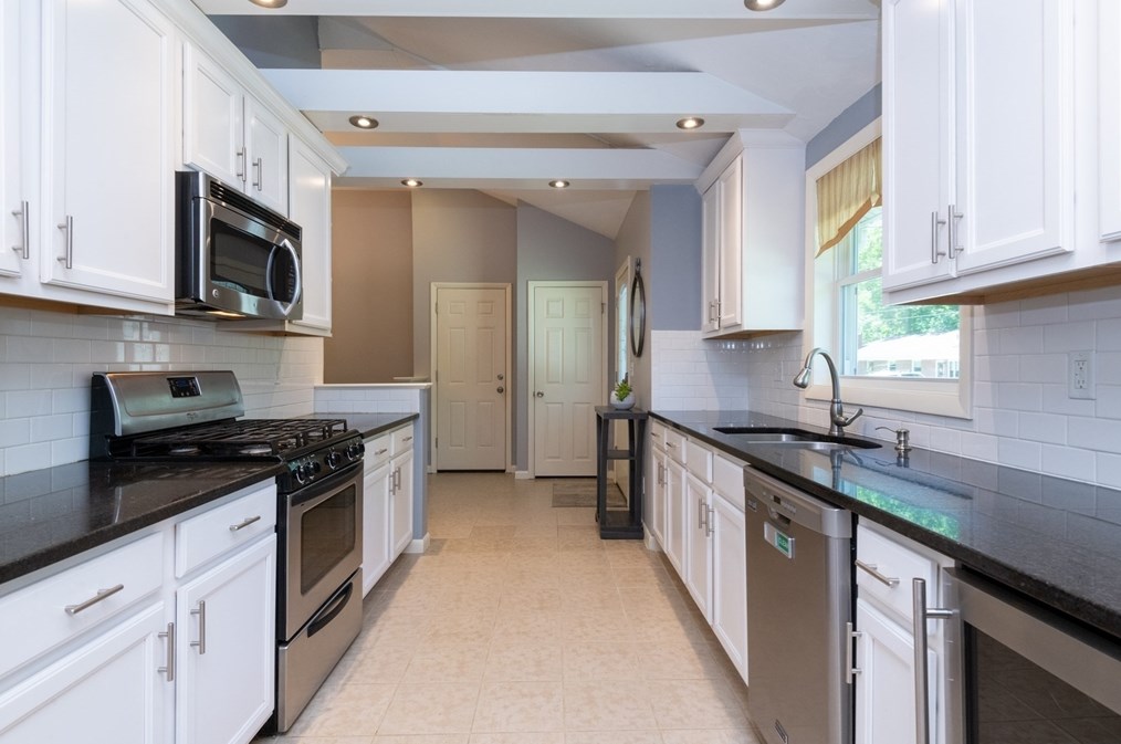 31 Old Jacobs Rd, Haverhill MA 01833-1010 exterior