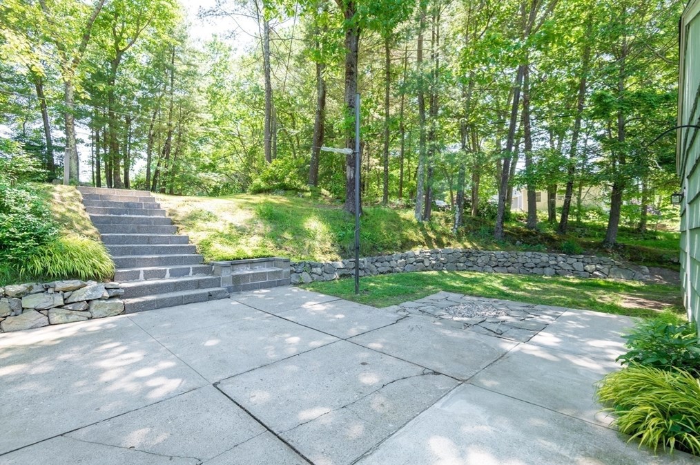 31 Old Jacobs Rd, Haverhill MA 01833-1010 exterior