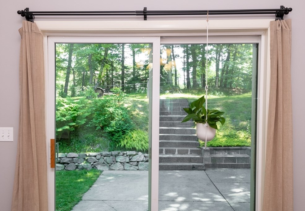 31 Old Jacobs Rd, Haverhill MA 01833-1010 exterior