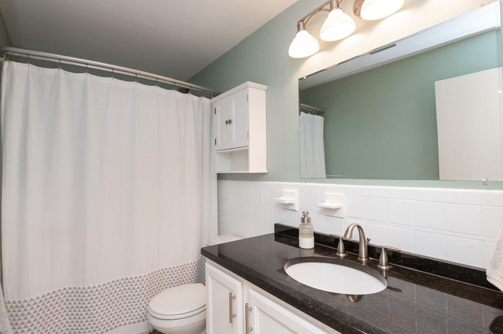 31 Old Jacobs Rd, Haverhill MA 01833-1010 exterior