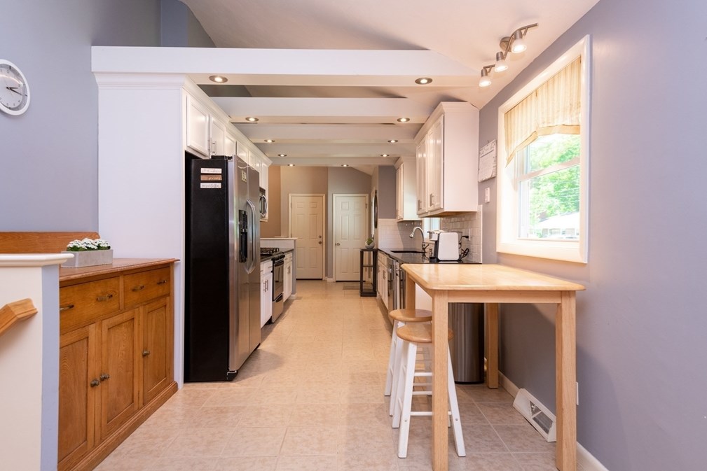 31 Old Jacobs Rd, Haverhill MA 01833-1010 exterior