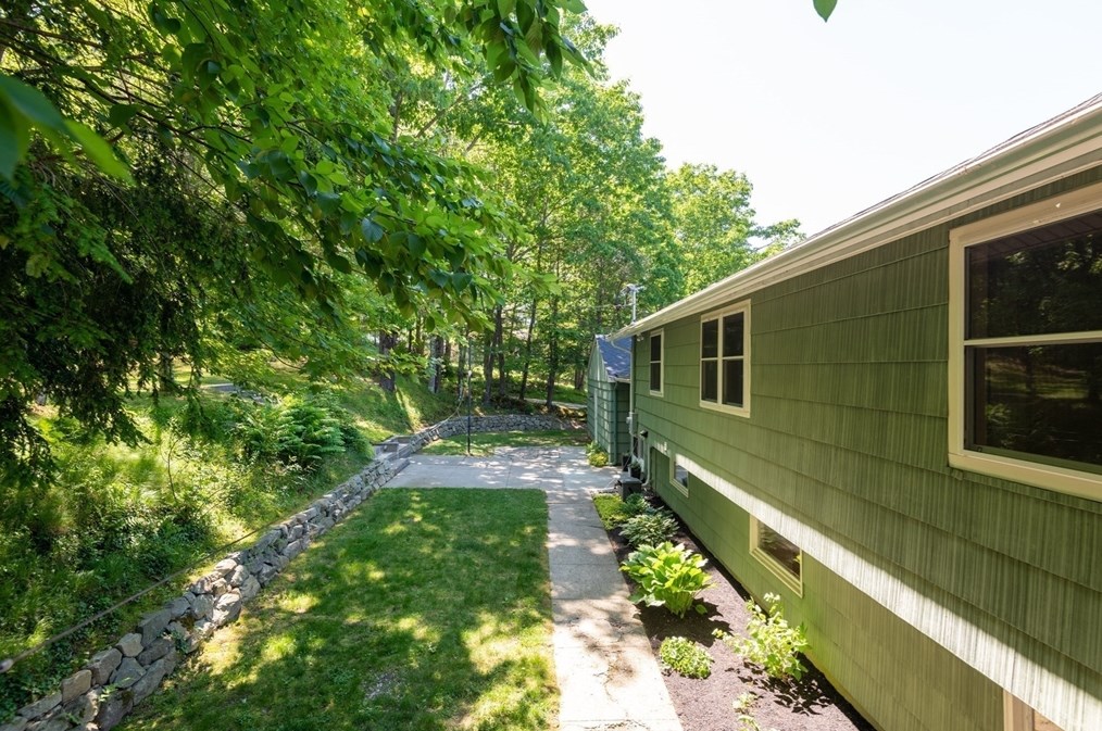 31 Old Jacobs Rd, Haverhill MA 01833-1010 exterior